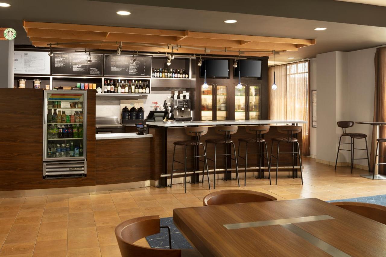 Courtyard Louisville Airport Εξωτερικό φωτογραφία