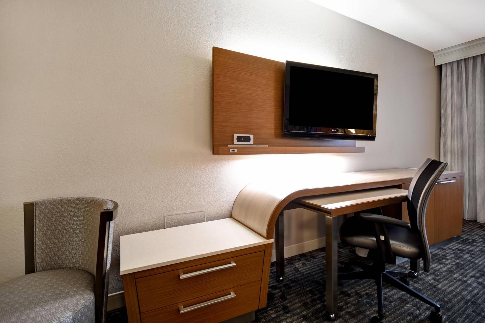 Courtyard Louisville Airport Εξωτερικό φωτογραφία