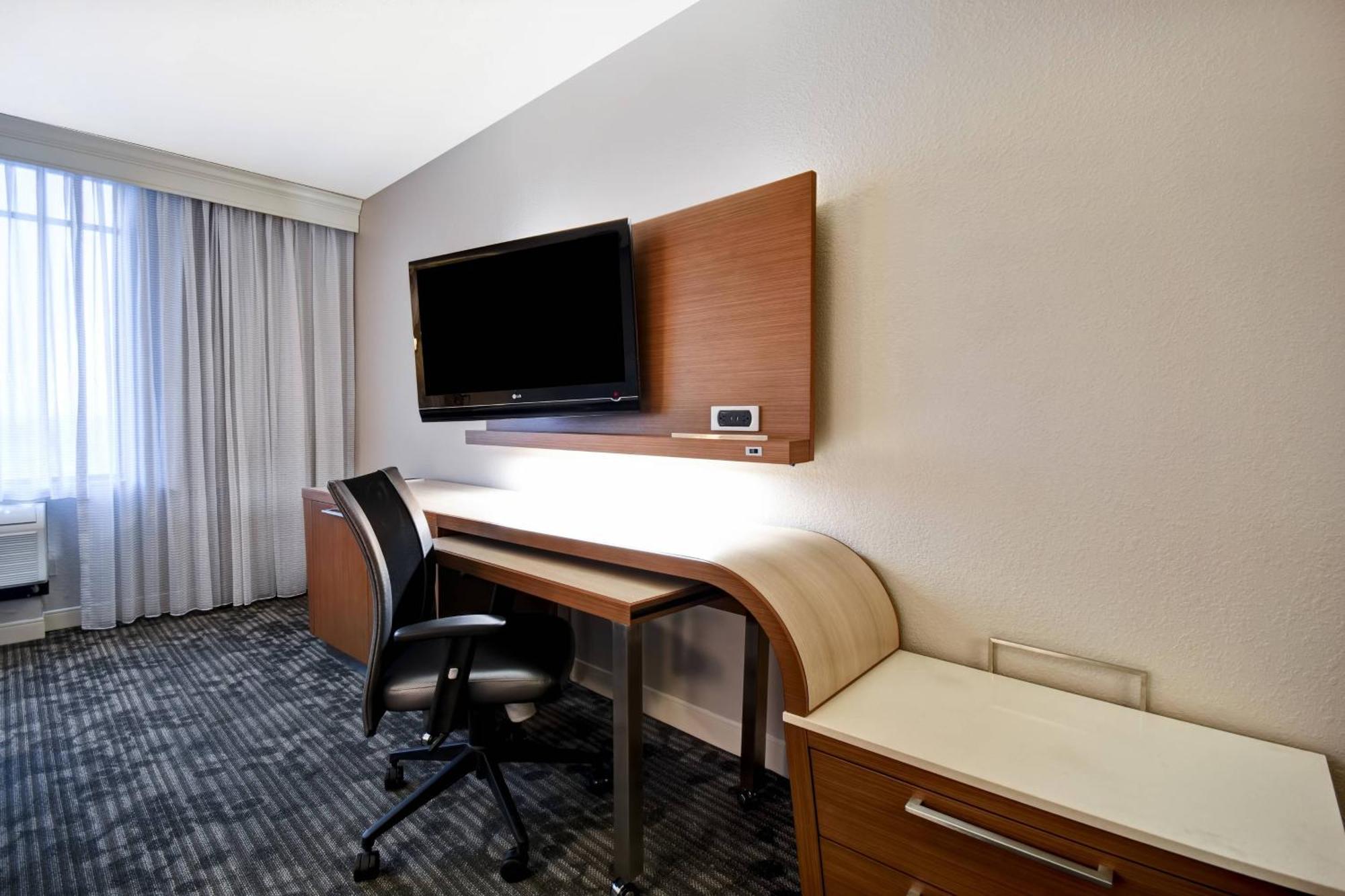 Courtyard Louisville Airport Εξωτερικό φωτογραφία